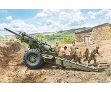 carson M1 155mm Howitzer with Crew Model Kit 1:35