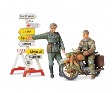 tamiya 1:35 Diorama-Set Motorcycle Orderly (2)