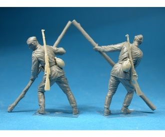 1:35 Fig. Pushing Soviet Soldiers (5)